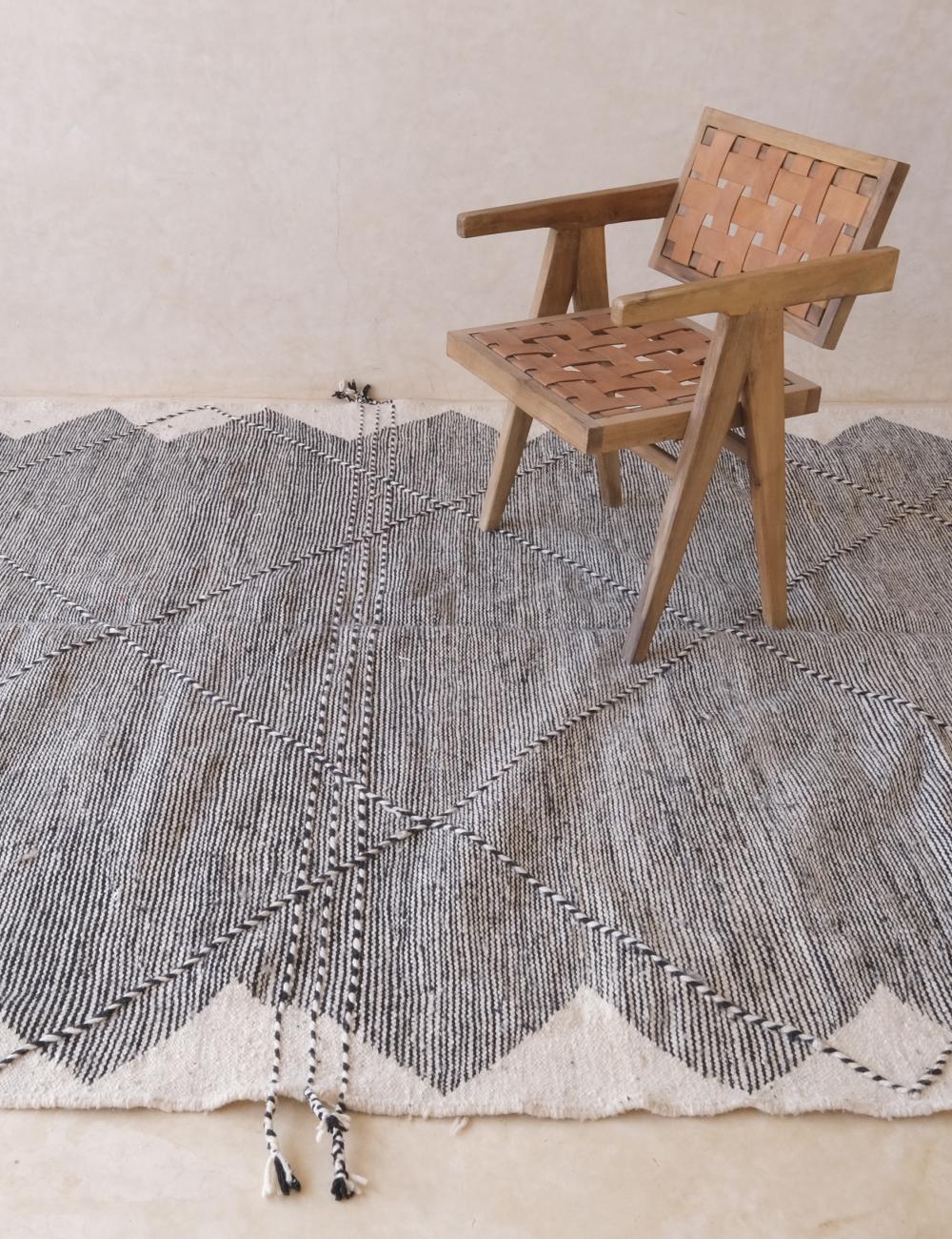 Moroccan Kilim Zanafi 10.5 x 7 ft / 320 x 214 cm