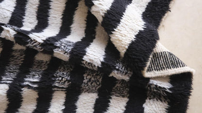 Modern Black and White Wool Rug 9.9 x 6.7 ft / 301 x 207 cm - Surcoma