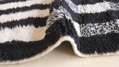 Modern Black and White Wool Rug 9.9 x 6.7 ft / 301 x 207 cm - Surcoma