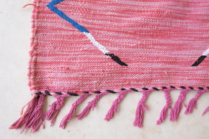Moroccan Modern Pink Small kilim rug 5.1 x 3.2 ft / 154 x 98 cm - Surcoma