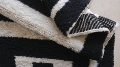 Black Moroccan Modern Rug 9.8 x 6.7 ft / 298 x 207 cm - Surcoma