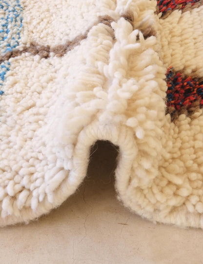 Moroccan Small Wool Rug 4.8 x 3.4 ft / 147 x 106 cm - Surcoma