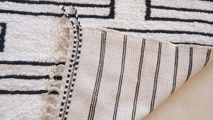 Moroccan White and Black Wool Rug 9.5 x 7 ft / 291 x 214 cm - Surcoma
