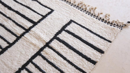 Moroccan White and Black Wool Rug 9.5 x 7 ft / 291 x 214 cm - Surcoma