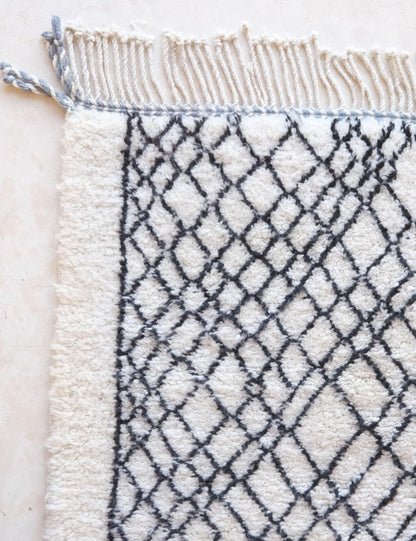 Moroccan Black and White Beni Mrirt Wool Rug 5.4 x 3.6 ft / 164 x 110 cm - Surcoma