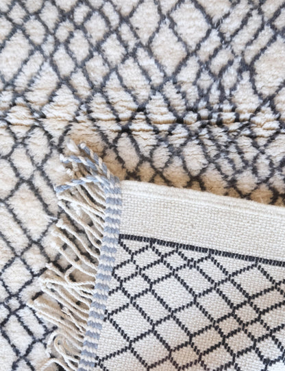 Moroccan Black and White Beni Mrirt Wool Rug 5.4 x 3.6 ft / 164 x 110 cm - Surcoma