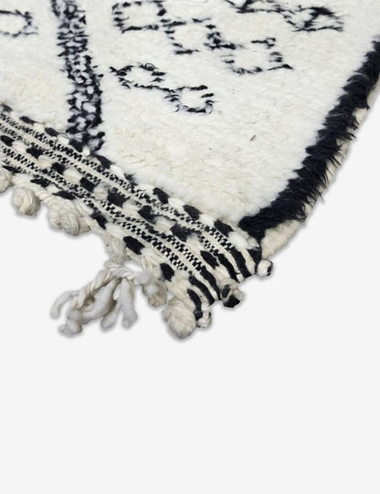 Handwoven Berber Wool Rug with Bold Zigzag and Diamond Pattern 5.2 x 3.67 ft / 159 x 112 cm