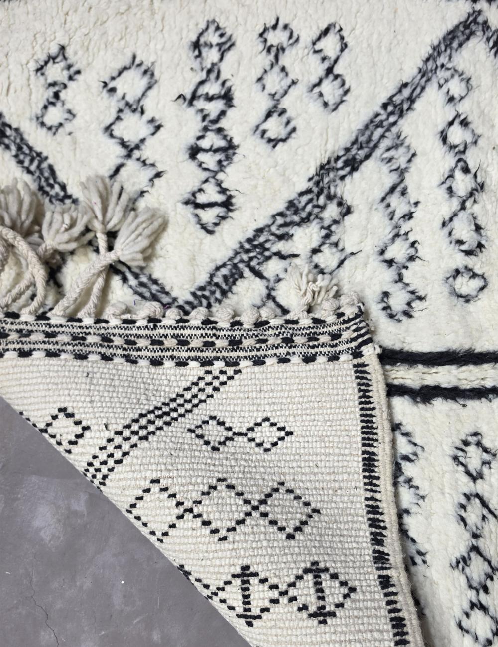 Handwoven Berber Wool Rug with Bold Zigzag and Diamond Pattern 5.2 x 3.67 ft / 159 x 112 cm