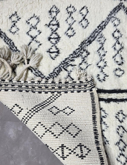 Handwoven Berber Wool Rug with Bold Zigzag and Diamond Pattern 5.2 x 3.67 ft / 159 x 112 cm