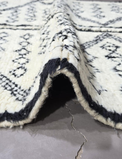 Handwoven Berber Wool Rug with Bold Zigzag and Diamond Pattern 5.2 x 3.67 ft / 159 x 112 cm