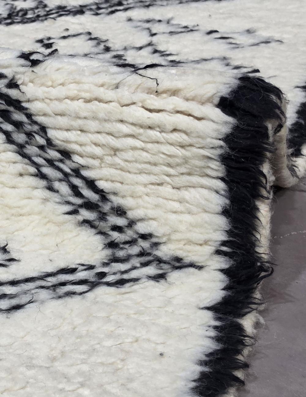Handwoven Berber Wool Rug with Bold Zigzag and Diamond Pattern 5.2 x 3.67 ft / 159 x 112 cm