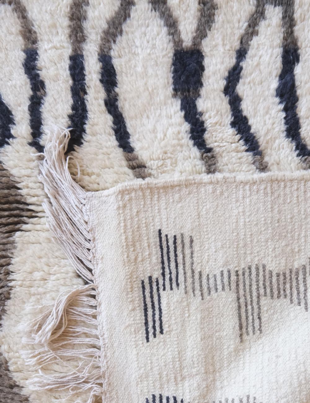 Authentic Small Beni Ourain Rug 4.8 x 3.4 ft / 147 x 106 cm