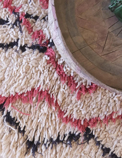 Handwoven Azilal Moroccan Rug with Red and Black Diamond Pattern 4.9 x 2.3 ft / 150 x 72 cm - Surcoma