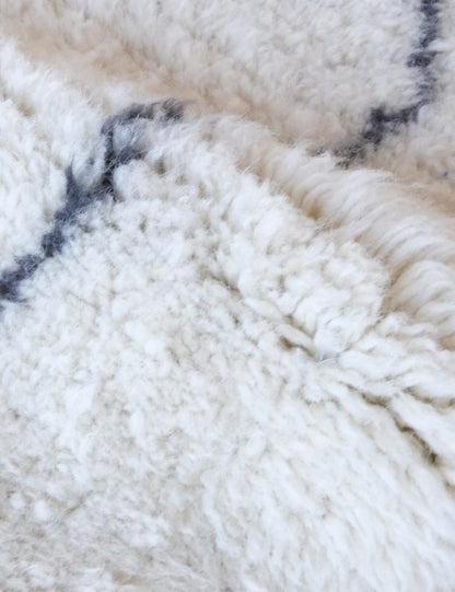 Beni Mrirt Moroccan White Luxury Shag Wool Rug – 5.1 x 3.5 ft (154 x 108 cm) - Surcoma