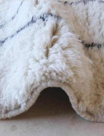 Beni Mrirt Moroccan White Luxury Shag Wool Rug – 5.1 x 3.5 ft (154 x 108 cm) - Surcoma