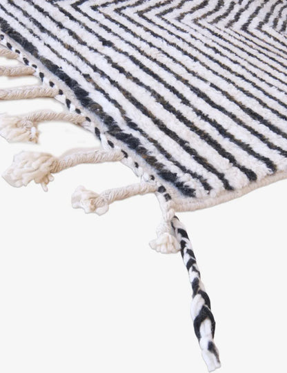 Contemporary Moroccan Black and White Rug 9.5 x 6.1 ft / 289 x 186 cm - Surcoma