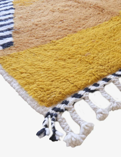 Modern Moroccan Accent Rug 7.7 x 4.1 ft / 234 x 125 cm - Surcoma