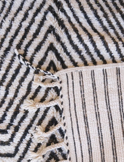 Contemporary Moroccan Black and White Rug 9.5 x 6.1 ft / 289 x 186 cm - Surcoma
