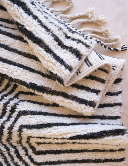 Contemporary Moroccan Black and White Rug 9.5 x 6.1 ft / 289 x 186 cm - Surcoma