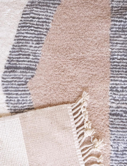 Handwoven Moroccan Wool Rug / 343 x 255 cm - Surcoma