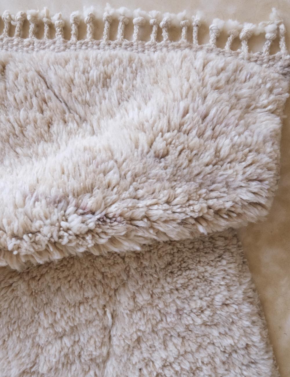 Small Luxury Cream Rug 3.9 x 2.9 ft / 118 x 90 cm
