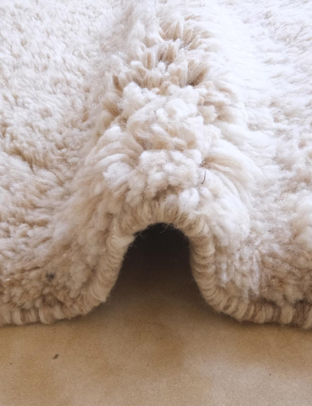 Small Luxury Cream Rug 3.9 x 2.9 ft / 118 x 90 cm