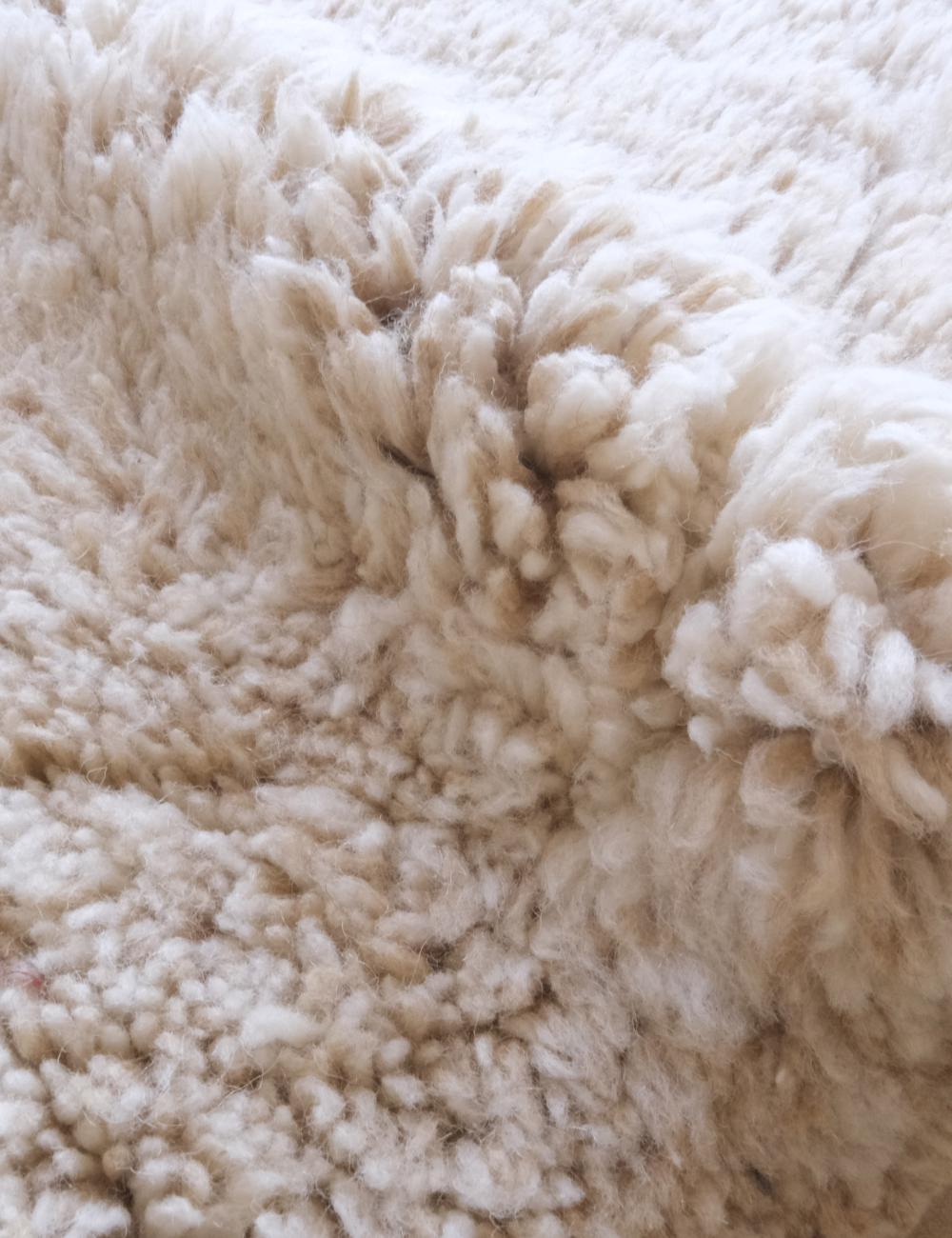 Small Luxury Cream Rug 3.9 x 2.9 ft / 118 x 90 cm