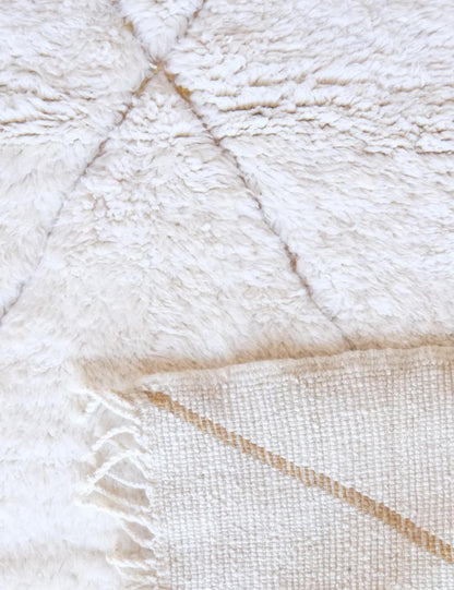 Moroccan White Beni Mrirt Wool Rug 6.2 x 4.2 ft / 188 x 128 cm - Surcoma