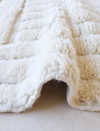 Beni Mrirt White Moroccan Wool Rug5.4 x 3.4 ft / 166 x 104 cm - Surcoma
