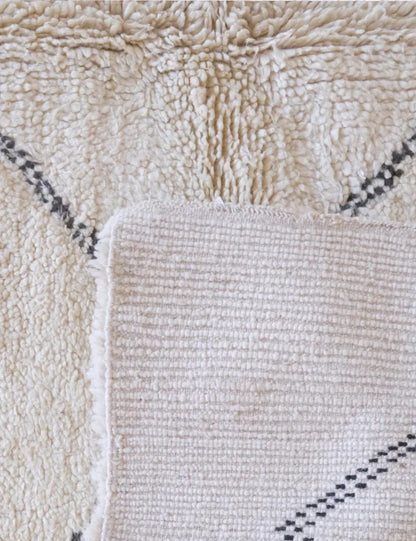 Moroccan Beni Ourain Wool Rug 9.3 x 6.7 ft / 283 x 207 cm - Surcoma