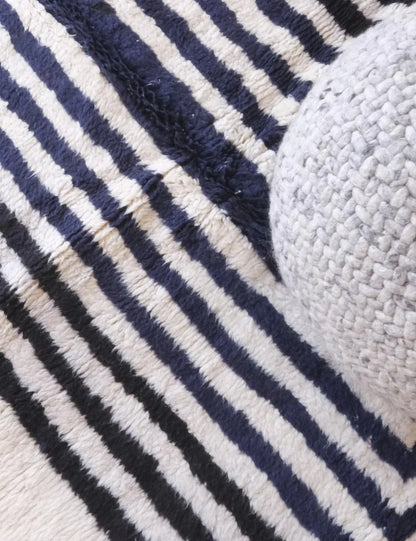 Moroccan Black and White Wool Rug 8.8 x 5.7 ft / 268 x 175 cm - Surcoma