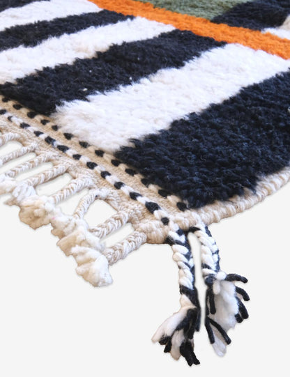 Handwoven Wool Moroccan Rug 5.6 x 4.17 ft / 170 x 127 cm