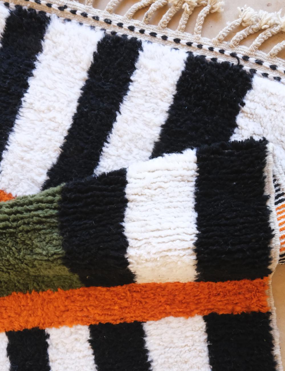 Handwoven Wool Moroccan Rug 5.6 x 4.17 ft / 170 x 127 cm