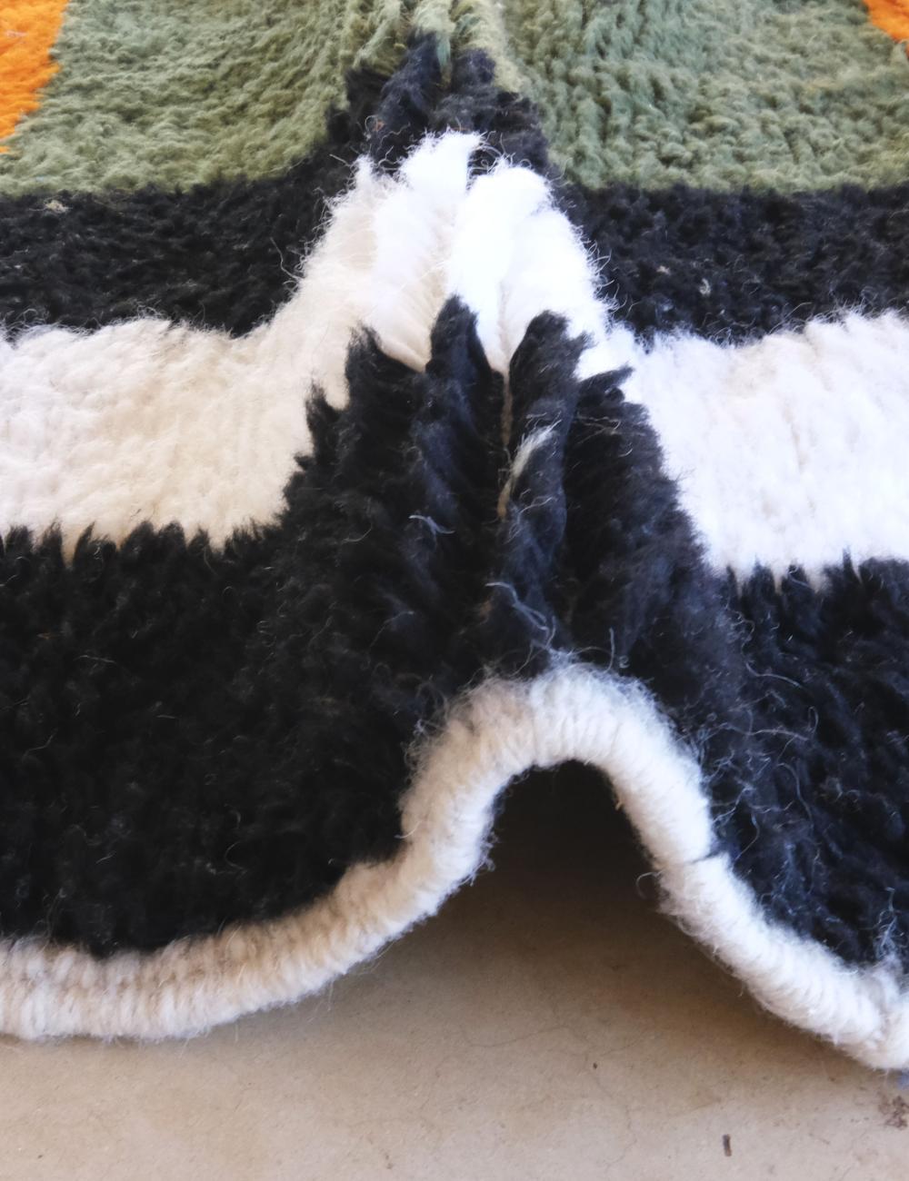 Handwoven Wool Moroccan Rug 5.6 x 4.17 ft / 170 x 127 cm