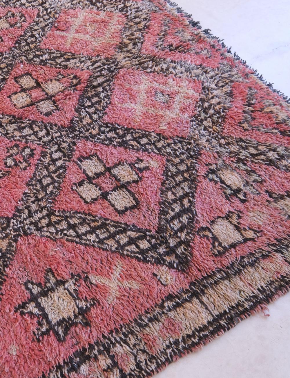 Geometric Rug Diamond Design in Coral & Brown 10.1 x 5.9 ft / 308 x 180 cm - Surcoma