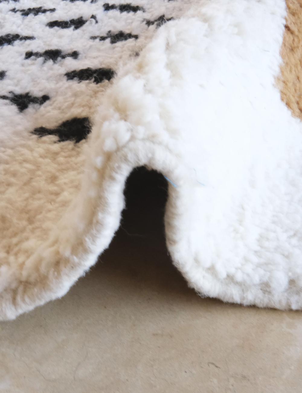 Handwoven Bold Moroccan Rug - 9 x 7.5 ft / 274 x 230 cm