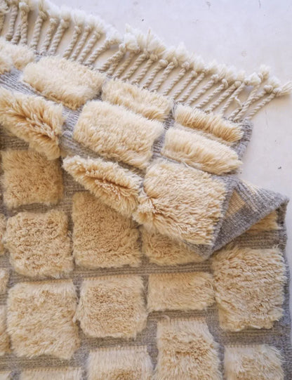 Small Beni Mrirt Moroccan Rug with Plush Wool Grid Design 4.9 x 3.3 ft / 150 x 102 cm - Surcoma