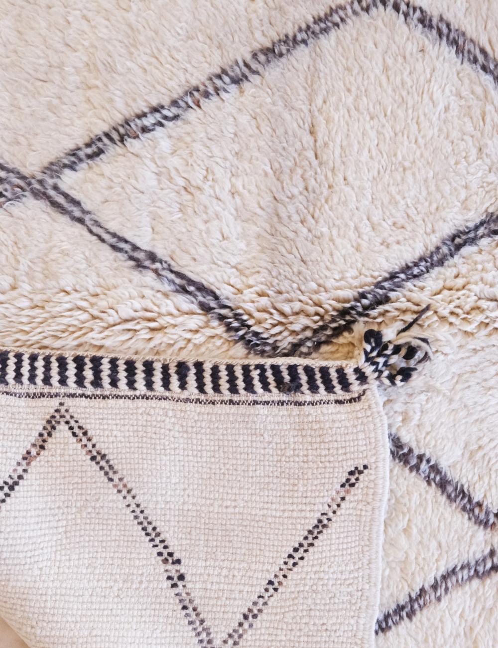 White Beni Mrirt Wool Rug 7.3 x 5.5 ft / 223 x 168 cm