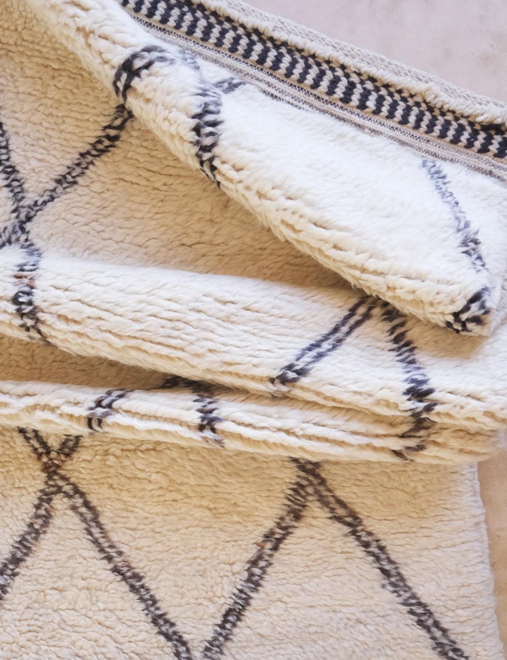 White Beni Mrirt Wool Rug 7.3 x 5.5 ft / 223 x 168 cm