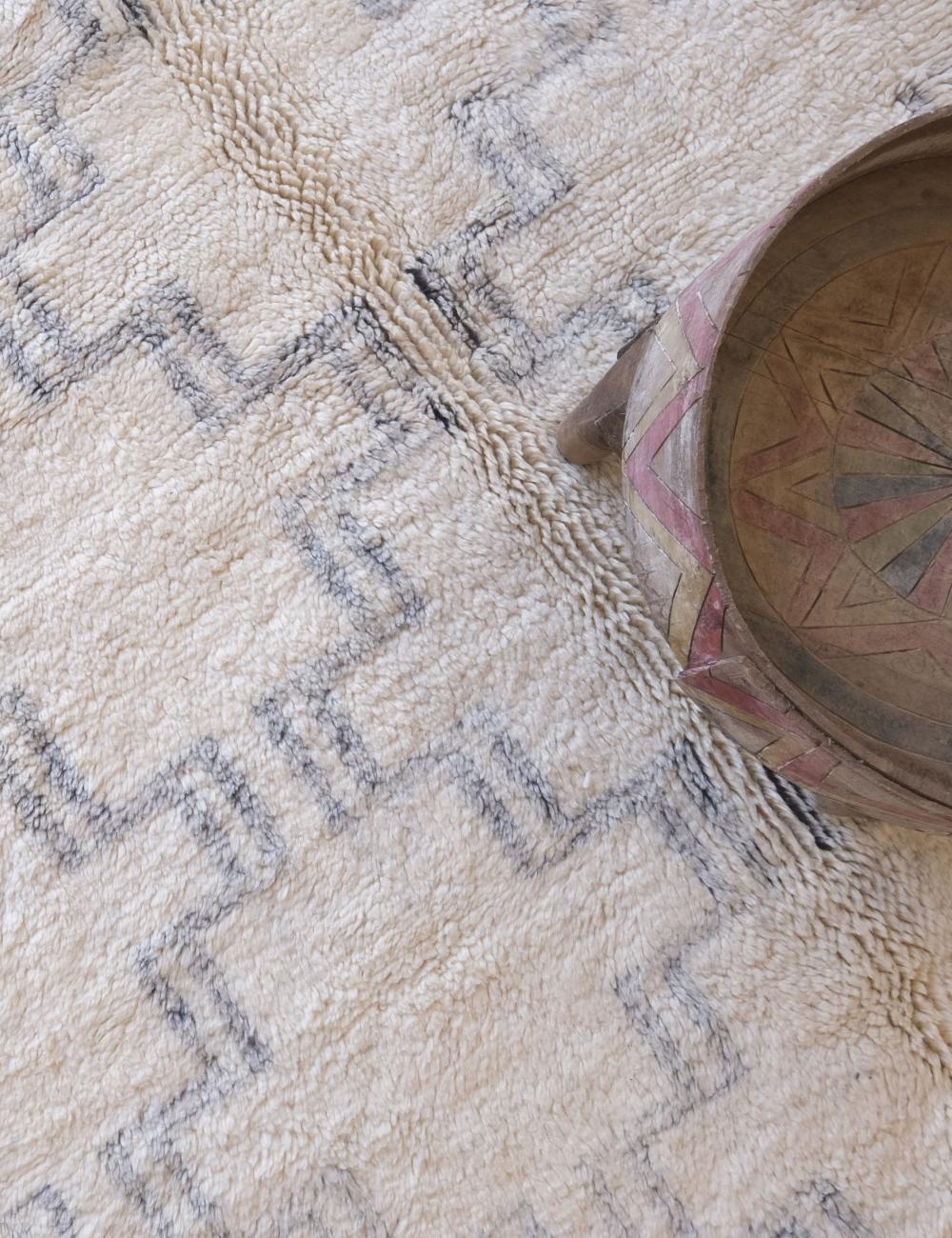 White Moroccan Mrirt Rug 10 x 6.8 ft / 304 x 209 cm